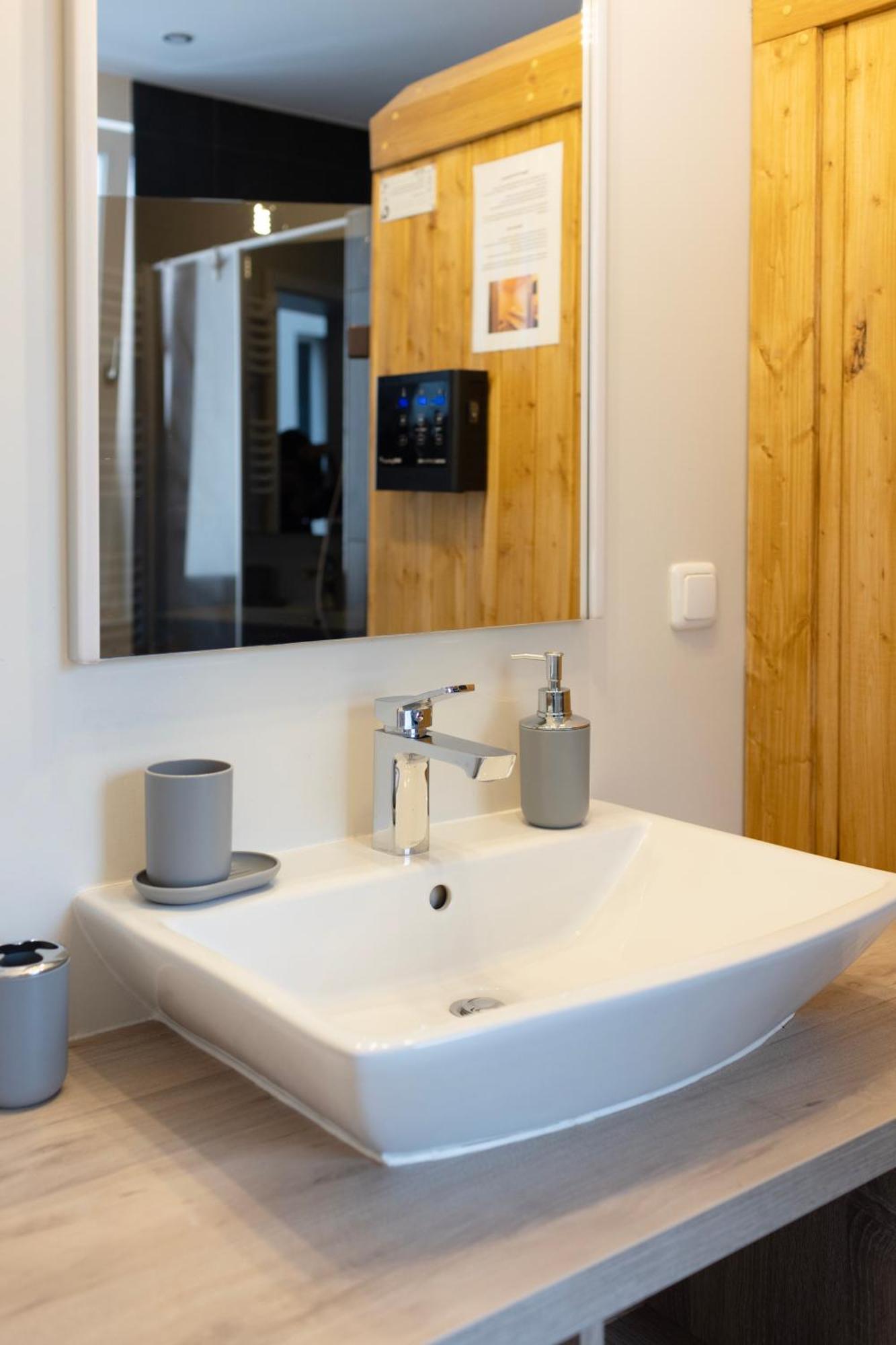 Huge Apartment With Sauna And Free Parking Duisburg Exteriör bild